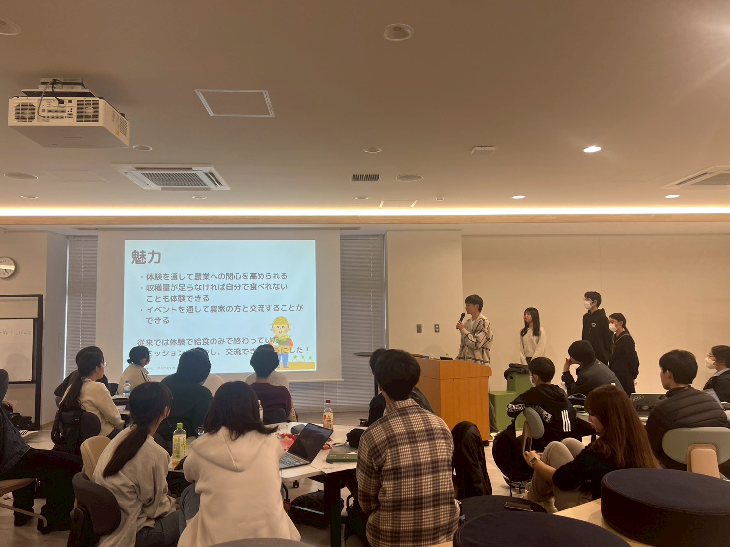 腕組みをして見守るフェロー