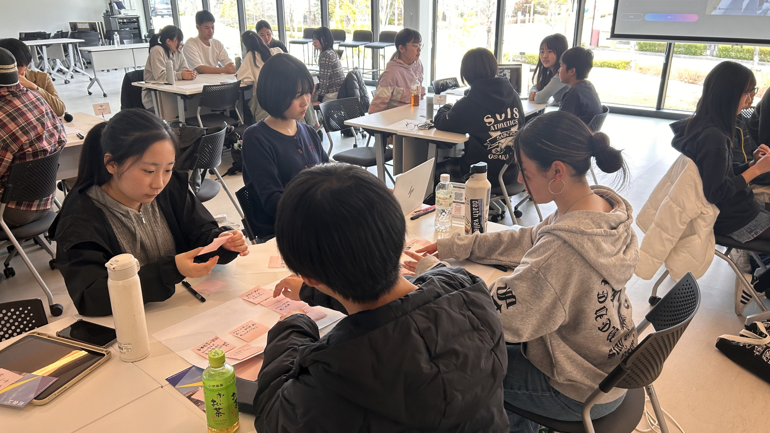 真剣にワークに取り組む参加者