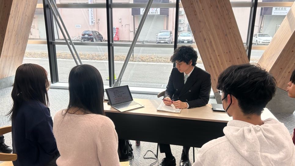 フェローと議論するチーム